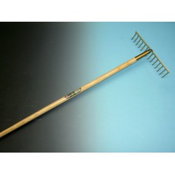 Tuinhark ATLAS 14 tands GEBOGEN, met gelakte essen steel 170 x 2,9 cm.